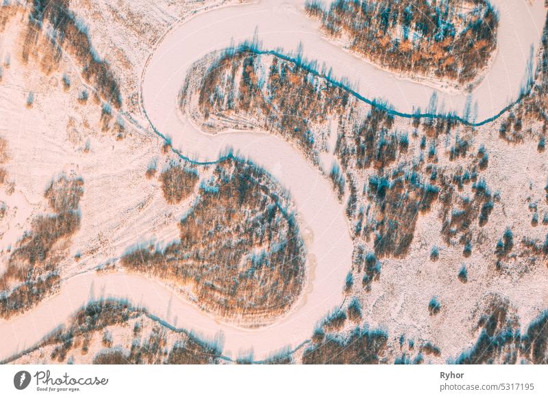 Luftaufnahme Wald Wald und Flusslandschaft im Winter Tag. Top-Ansicht der schönen europäischen Natur aus hoher Haltung in der Wintersaison. Ansicht aus der Vogelperspektive