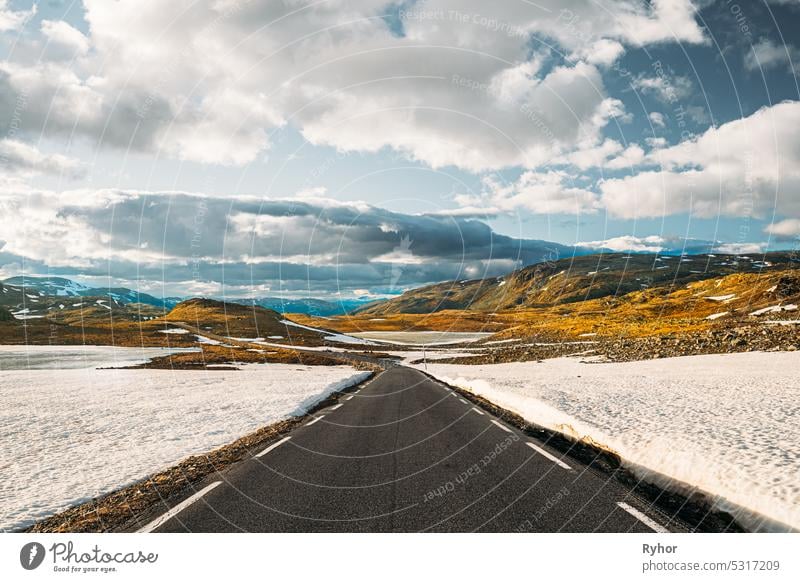 Aurlandsfjellet, Norwegen. Offene Straße Aurlandsfjellet. Scenic Route Straße im Sommer norwegischen Landschaft. Natürliches norwegisches Wahrzeichen und beliebtes Reiseziel