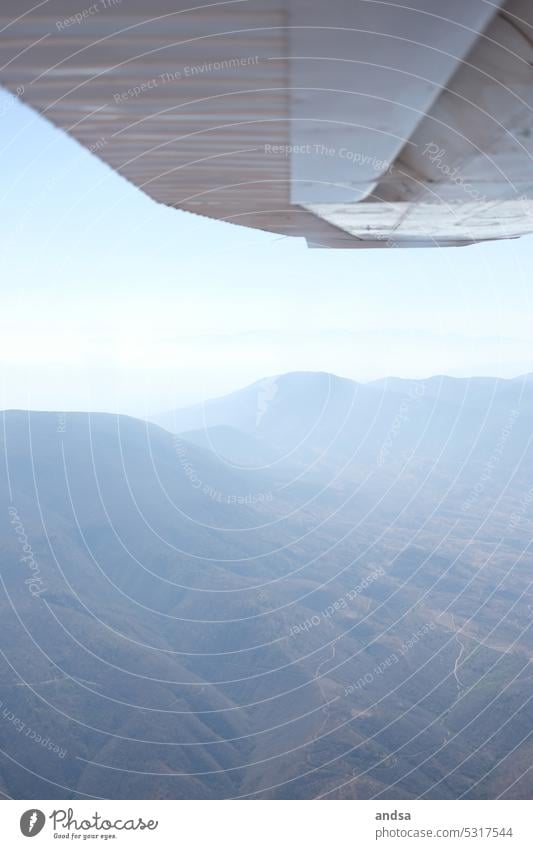 Ausblick auf Berge aus dem Flugzeug Propellerflugzeug Kleines Flugzeug Gebirge Berge u. Gebirge Luftverkehr fliegen Vogelperspektive Ferien & Urlaub & Reisen