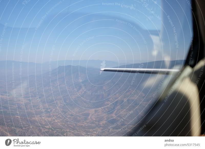 Ausblick auf Berge aus dem Flugzeug Propellerflugzeug Kleines Flugzeug Gebirge Berge u. Gebirge Luftverkehr fliegen Vogelperspektive Ferien & Urlaub & Reisen