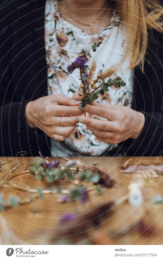 Frau, die mit Trockenblumen einen Kranz oder Strauß bindet Trockenblumenstrauß Detailaufnahme Hände Hand Handwerk Natur Blume Blumenstrauß binden