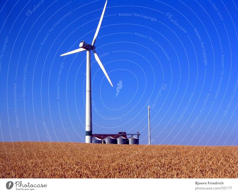 Energie Behälter u. Gefäße Silo Feld Funktechnik Windkraftanlage Licht High-Tech Low-Tech weiß Energiewirtschaft Kraft Korn Getreide Strommast Turm Himmel Sonne