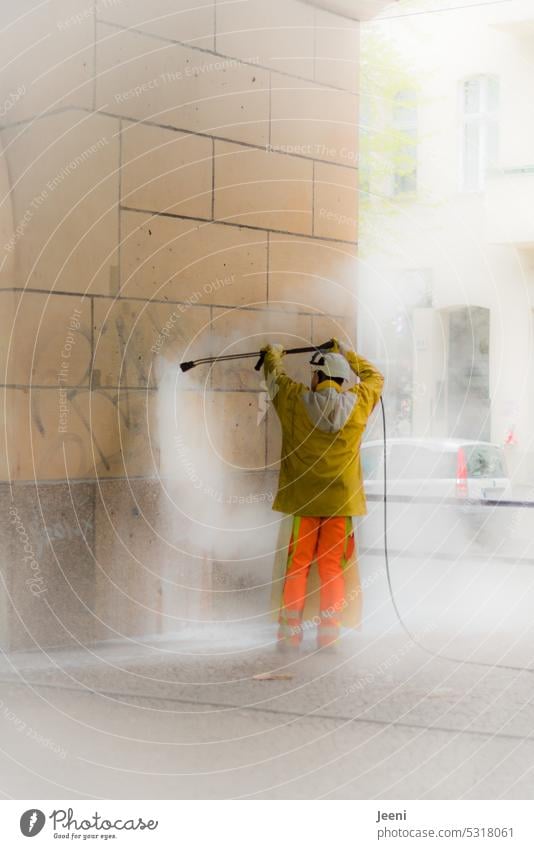 Reinigung von angesprayten Wänden Graffiti Wand Stadt Reinigen Hochdruckreiniger Schmiererei Mann Stadtreinigung Wasser Sauberkeit Säuberung Mauer Wassertropfen