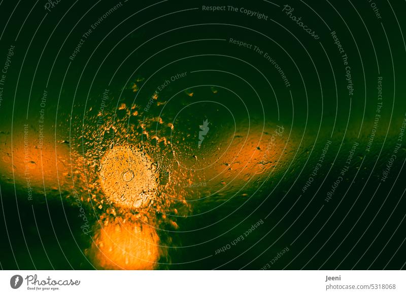 Sonnenuntergang im Regen Sonnenlicht verschwommen Licht Unschärfe Regentropfen Tropfen nass glänzend orange grün abstrakt Ausstrahlung Reflexion & Spiegelung