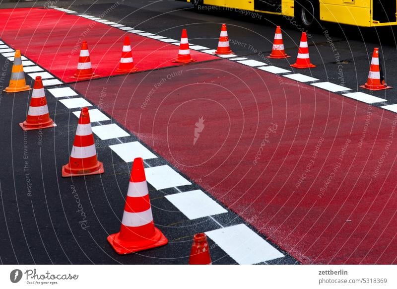 Fahrradweg, Verkehrswende, Fahrbahnmarkierung abbiegen ampel asphalt auto ecke fahrbahnmarkierung fahren fahrrad fahrradweg ferien fortbewegung gerade