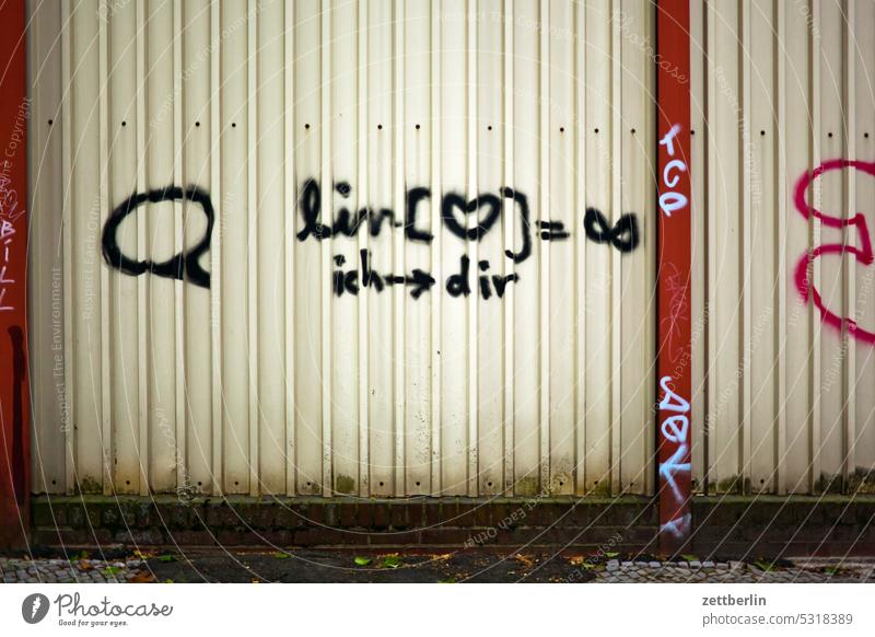 Liebe unter Mathematikern abstrakt aussage begriff botschaft buchstabe einzelbuchstabe farbe gesprayt grafitti grafitto integrationsrechnung kunst letter liebe