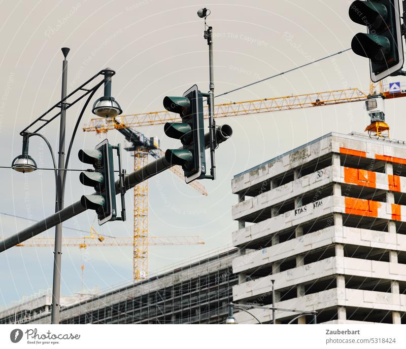 Ampel, Fassaden, Kran und roter Akzent am Alexanderplatz Baustelle kran ampel alex berlin dynamisch veränderung bauen Stadt Gebäude Bauwerk Linien struktur