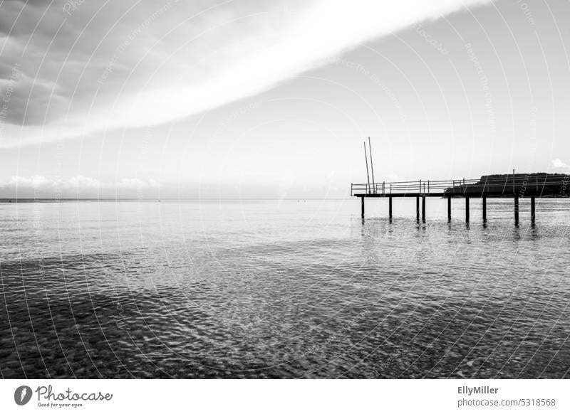 Steg am Mittelmeer bei Kemer. Meer Wasser Strand Küste Himmel Schwarzweißfoto Horizont Wolken Landschaft Natur Erholung Menschenleer Ferien ruhig Ferne Freiheit