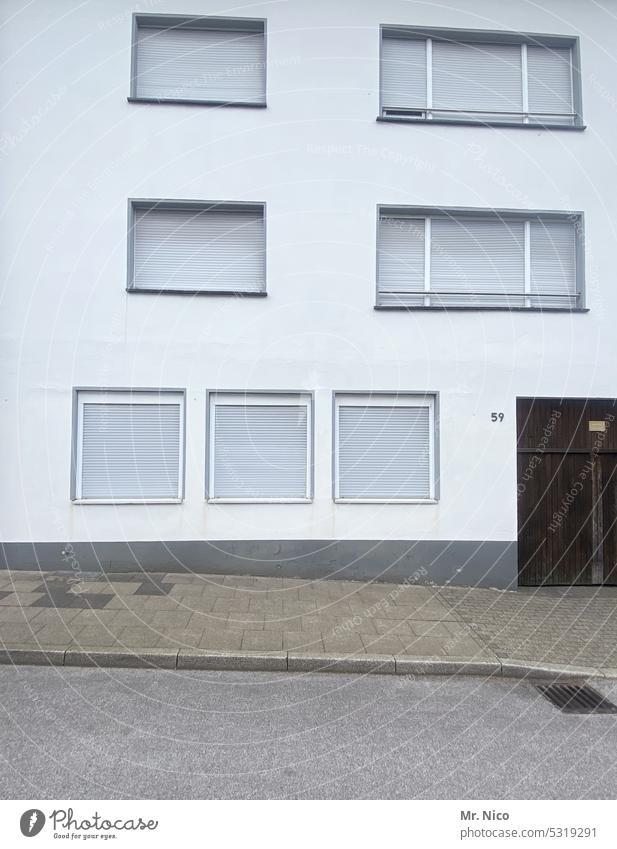 alles schläft Fenster Fassade Bürgersteig weiß geschlossen Rolladen Architektur Haus Gebäude Gehweg Wohnung Häusliches Leben Eingangstür Rollladen Sichtschutz