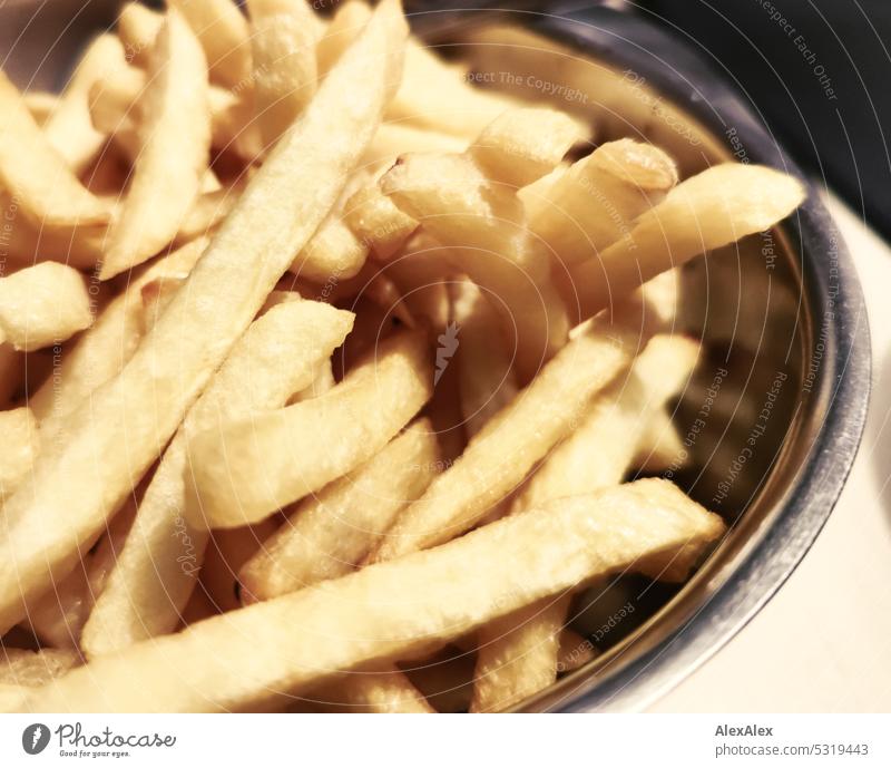 Pommes Frites in einer Metallschüssel - Nahaufnahme, Detailbild Essen Kartoffeln Food Foodphotography nobodyneedsthispicture Schüssel lecker knusprig fett