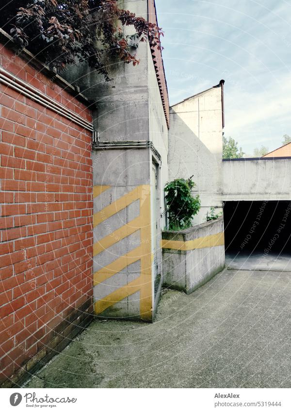 Tiefgarageneinfahrt aus Beton mit Backsteinwand Garage Wand Einfahrt Eingang Architektur Verkehrsbauten Straßenverkehr Zweckbau Ausfahrt Parkhaus parken Gebäude