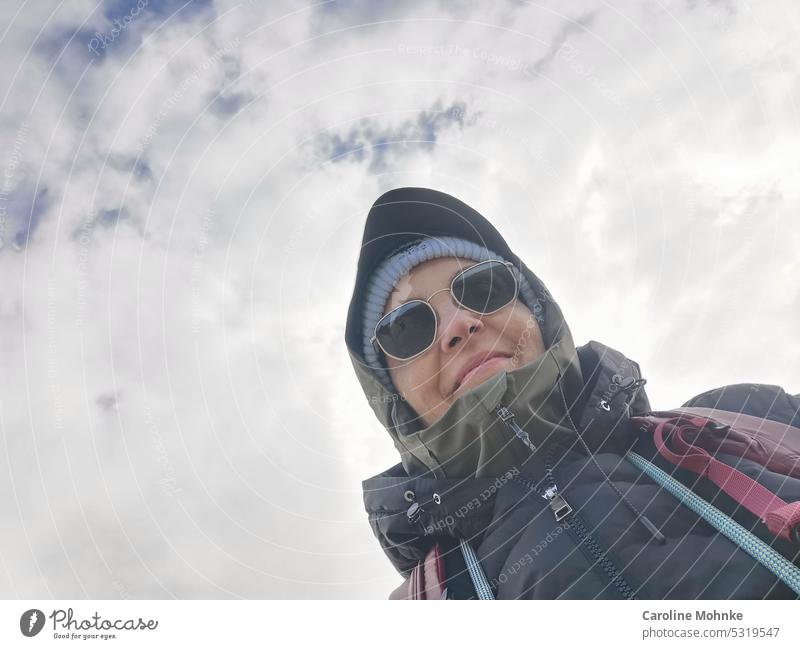 Zufrieden im Wind Frau Himmel Wolken blau Freude Natur Außenaufnahme Freiheit Ferne Horizont Meer Ferien & Urlaub & Reisen Küste Umwelt Tag Strand Farbfoto