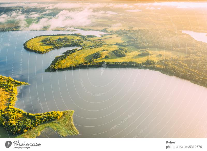 Bezirk Lyepyel, Region Witebsk, Belarus. Luftaufnahme eines Wohngebietes mit Häusern auf dem Lande. Morgennebel über Lepel See Europa weißrussland