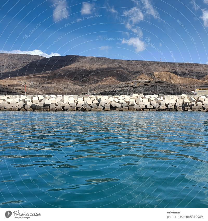 Fuerteventura Hafenbefestigung von Morro Jable Atlantik Ozean atlantischer Insel Meer Hügel Küste Sommer Natur Himmel Landschaft Wasser Wellen Spanien