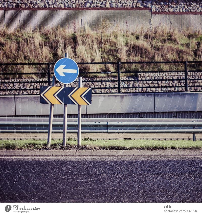 Links Natur Gras Sträucher Stadt Stadtrand Mauer Wand Verkehr Verkehrswege Autofahren Straße Autobahn Hochstraße Verkehrszeichen Verkehrsschild