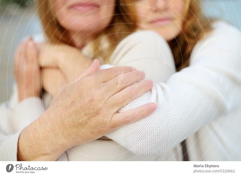 Rothaarige ältere Mutter und ihre schöne erwachsene Tochter gehen zusammen und lachen Senior Umarmung Familie Muttertag Bonden Partnerschaft Beziehungen