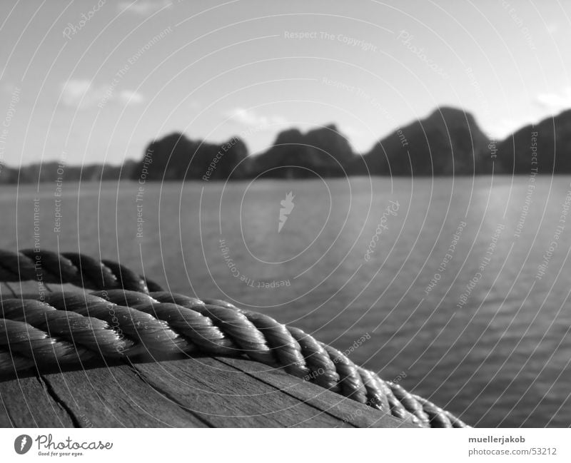 Reling Wasserfahrzeug Holz Meer Halong Bay Vietnam Insel Cát Bà Küste Segeltörn Kreuzfahrt Bootsfahrt Erholung ruhig Außenaufnahme Seil Berge u. Gebirge Himmel