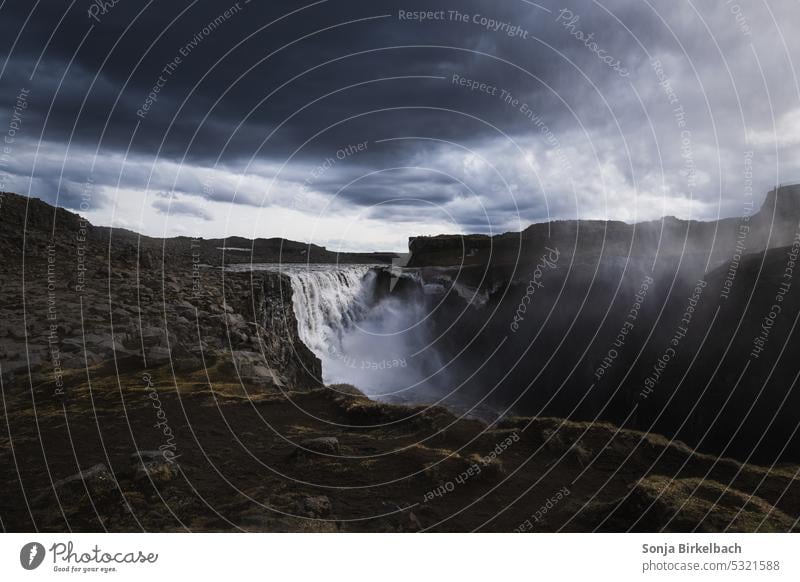 Reine Kraft am Dettifoss Island Islandreise isländisch Wasserfall Sightseeing im Freien schön Schönheit blau Wolken Urelemente Landschaft wild Fluss Wind Wetter