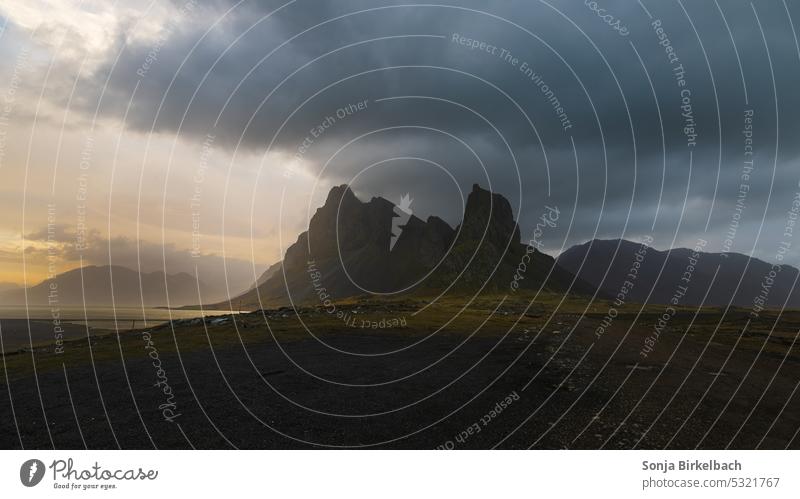 Dunkel und schön Island Islandreise isländisch Landschaft Südisland Berge Steine dramatisch Wolken Himmel Licht Stimmung Wetter nass reisen Tourismus Touristik