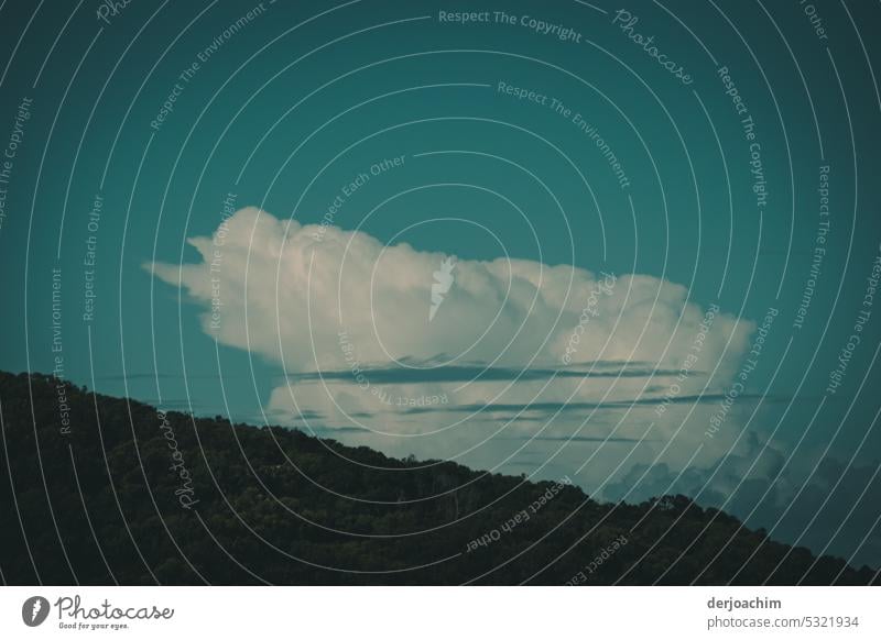 Eine  unheimliche weiße Wolken Figur schwebt über die Hügelkette. Wolkenformation Natur Wolkenfeld Menschenleer Wolkenwand Außenaufnahme Umwelt Farbfoto Wetter