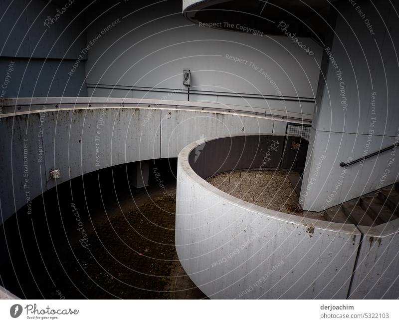 Ein geschwungener  Fußweg in Beton. Betonbauweise Farbfoto Außenaufnahme Tag grau Betonwand Stadt Bauwerk Mauer Architektur Wand Gebäude Fassade Betonmauer