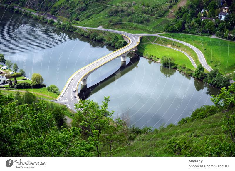 Panorama anderen Mosel mit grandioser Landschaft und moderner Brücke zwischen Berg und Tal bei Sonnenschein in Traben-Trarbach im Kreis Bernkastel-Wittlich in Rheinland-Pfalz in Deutschland