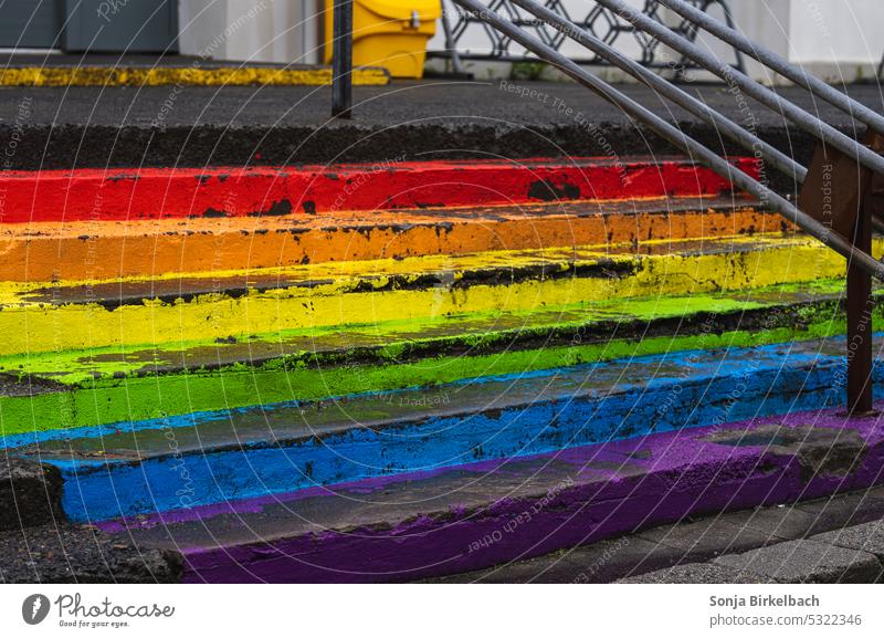 Farben überall für alles - Vielfalt Regenbogen Treppe gemalt farbenfroh Aufstieg Eingang Architektur Freitreppe rot orange gelb grün blau purpur Stolz rechts