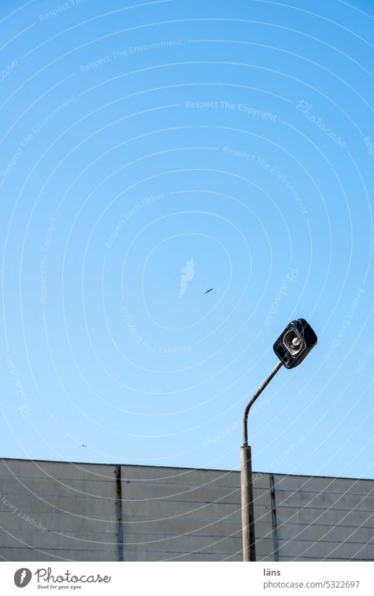 Lost Land Love ll Schulterblick Laterne Straßenbeleuchtung Straßenlaterne Verdeht Mauer Laternenpfahl Beleuchtung Himmel Menschenleer Lampe Außenaufnahme