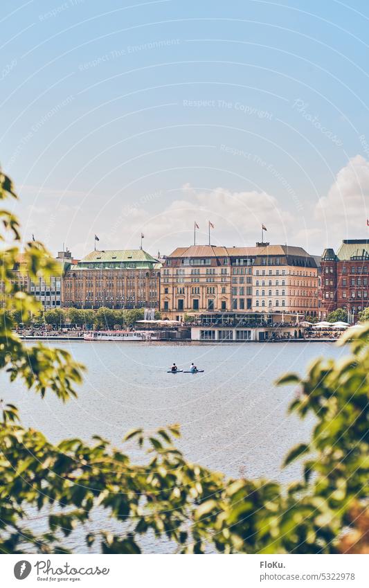 Zwei SUPer auf der Binnenalster Hamburg Alster Wasser Außenaufnahme Stadt Himmel Farbfoto Tourismus Stadtzentrum Sehenswürdigkeit Hafenstadt Wassersport