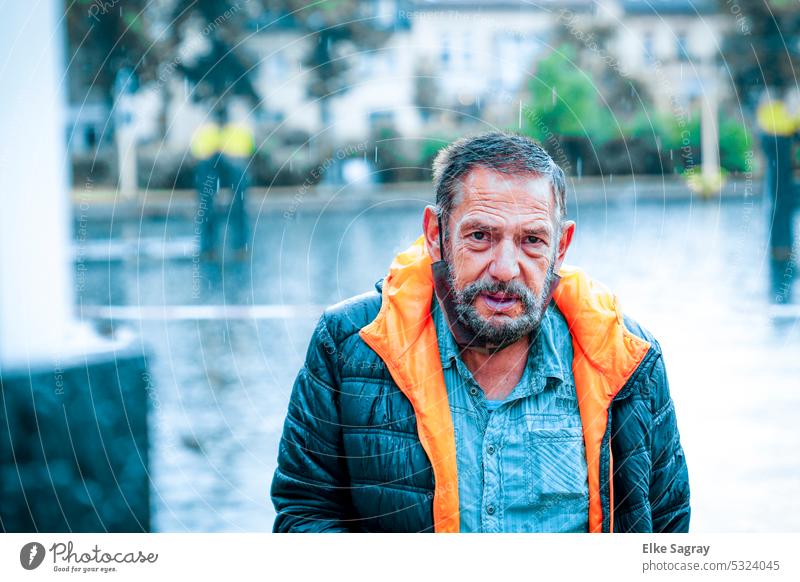 Ältere, bärtiger Mann blickt in die Kamera Ein Mann allein Erwachsene Außenaufnahme Männergesicht einzeln Gesicht Mensch Kopf maskulin Farbfoto