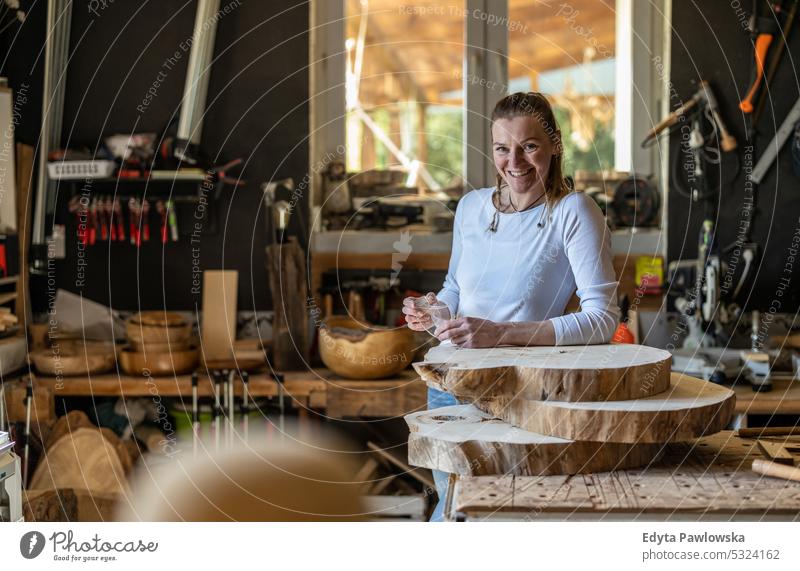 Porträt einer selbstbewussten Handwerkerin in ihrer Werkstatt echte Menschen Holzwerkstatt Zimmerer Unternehmer Kompetenz Kreativität Herstellung Hobby kreativ