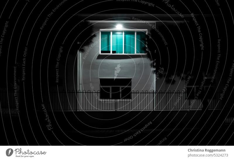 Kleiner Wohnblock bei Nacht und Sicherheitsflutlicht flach Wohnungen Wohnhaus Appartement Mehrfamilienhaus Appartements Gehäuse Wohnungskrise Haus Grundbesitz