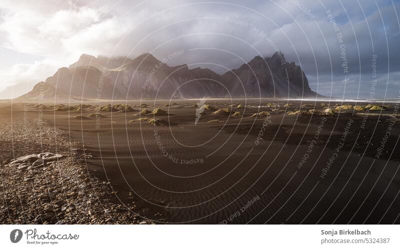 Das Vestrahorn auf Stokksnes, Island bei stürmischem Wetter - stimmungsvolle und mystische Landschaft Vesturhorn Islandreise Südisland isländisch Ufer Touristik