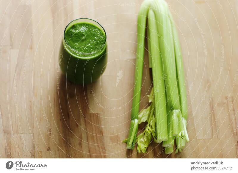 Vegane Diät und Ernährung, gesunde Entgiftung, vegetarische Konzepte Getränke. Glas mit organischen grünen Smoothie Sellerie auf einem Holztisch. Gesunder Lebensstil Konzept