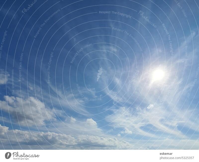 Himmel Wolken Sonne Schleierwolken nur Himmel Textfreiraum bewölkt niemand menschenleer blau Außenaufnahme Menschenleer Farbfoto Schönes Wetter Sonnenlicht