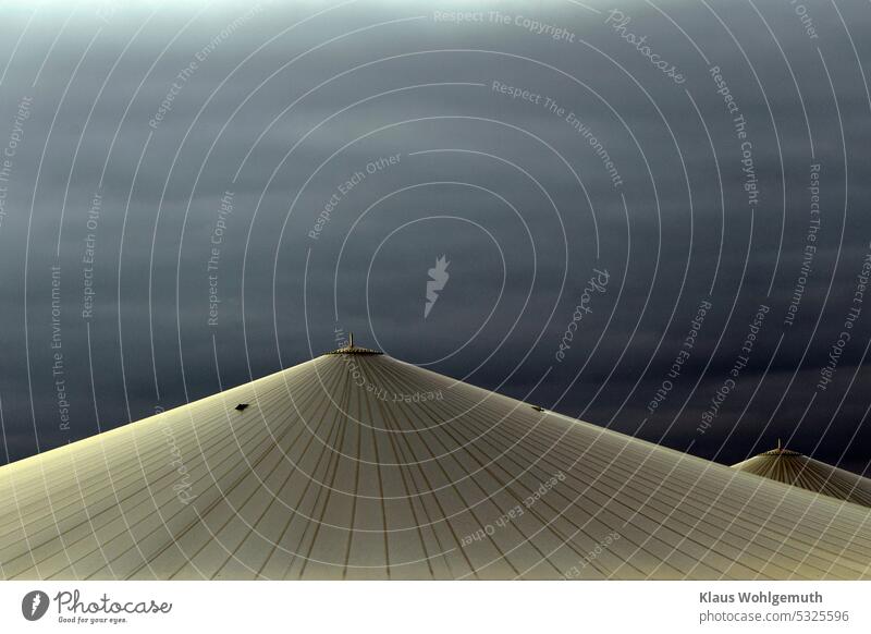 Über den Dächern der Gärrestelager einer Biogasanlage, braut sich ein Unwetter zusammen, Wetter dunkle Wolken bedrohlich Silo Dach foliend Himmel