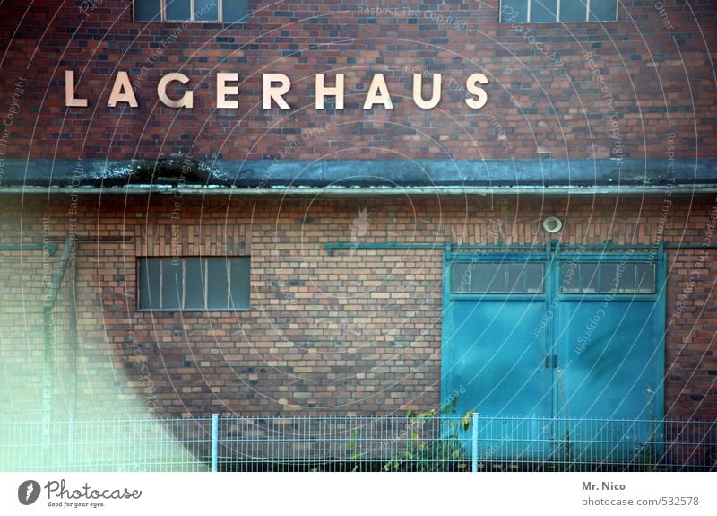 Lagerhaus Industrieanlage Fabrik Hafen Tor Gebäude Mauer Wand Fenster Tür blau Lagerhalle geschlossen Feierabend Spedition Güterverkehr & Logistik Handel