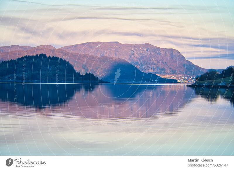 Fjord mit Blick auf Berge und Fjordlandschaft in Norwegen. Landschaft in Skandinavien Sonnenuntergang Berge u. Gebirge Erholung Natur Wildnis Panorama