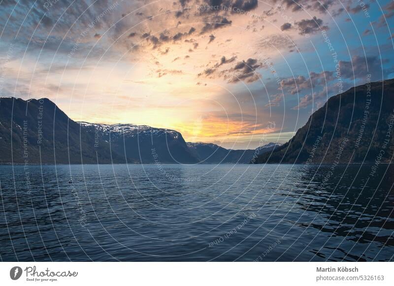 Fjord mit Blick auf Berge und Fjordlandschaft in Norwegen. Landschaftsaufnahme Sonnenuntergang Berge u. Gebirge Erholung Natur Wildnis Panorama romantisch