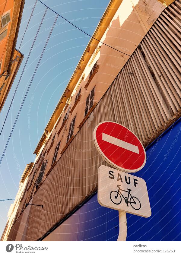 Urlaub im Süden | Verkehrsschild "Sauf" Tourismus Südfrankreich Toulon Altstadt Fahrradstraße Fußgängerzone Sprachkenntnisse Fehler Straße Fassade Gebäude