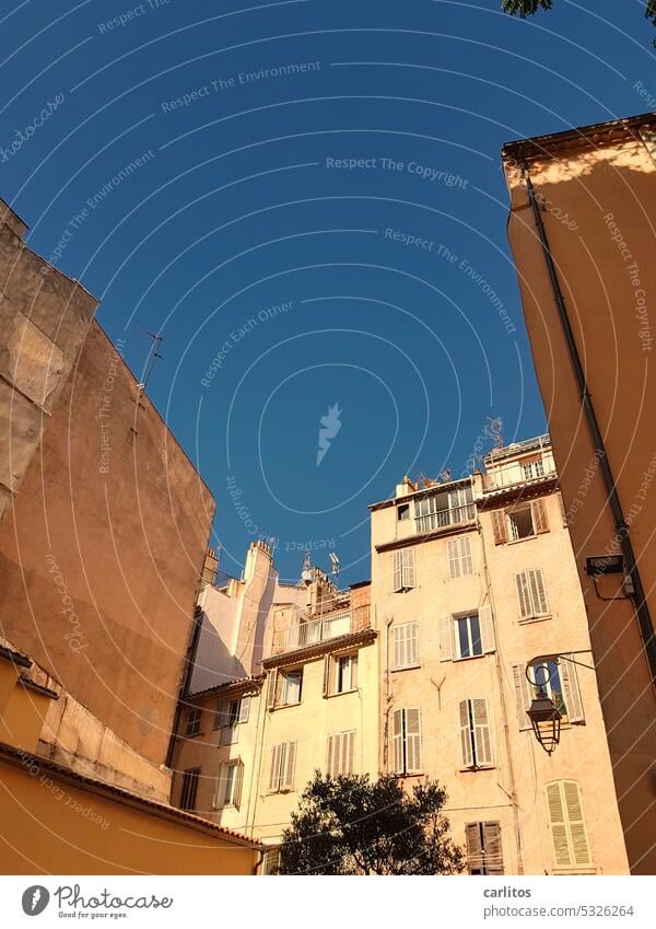 In den Gassen von Toulon | zettecke oben rechts mit Restbild Frankreich Südfrankreich Altstadt mediterran Gebäude Fassade Menschenleer Architektur alt Stadt