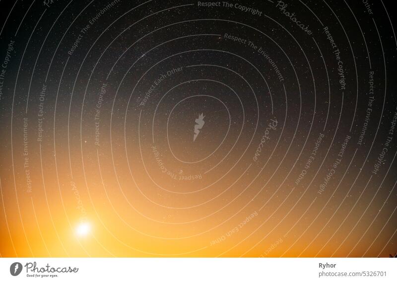 Natürliche echte Nachthimmel Sterne Hintergrund. Natürliche Sternenhimmel und Sonne Hintergrund Kulisse. Sonnenuntergang, Sonnenaufgang Astronomie schön schwarz