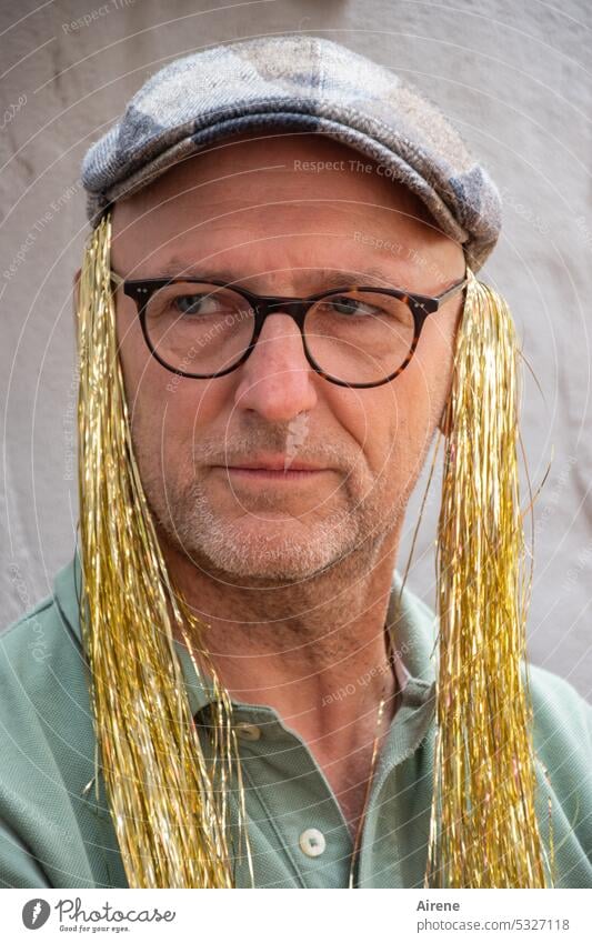 MainFux | frisch vom Friseur Porträt Mann Haare Blick Brille Gesicht Erwachsener exzentrisch ernst streng Mütze Schirmmütze Lametta golden goldig langhaarig