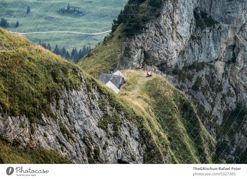 Alphütte an exponierter stelle Haus Felsen Schweiz Appenzellerland Stein wandern touristisch Außenaufnahme Tourismus Berge u. Gebirge Farbfoto schweiz alpstein