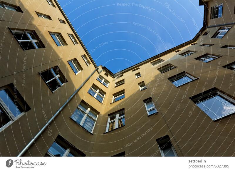 Innenhof altbau außen brandmauer fassade fenster haus himmel himmelblau hinterhaus hinterhof innenhof innenstadt kiez mehrfamilienhaus menschenleer mietshaus