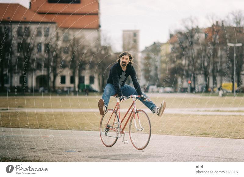 Probefahrt Theresienwiese II Mann Mann mittleren Alters Rennrad Fahrrad Frühling Vintage Vintage-Rennrad Lifestyle Mobilität Fahrradfahren Sport sportlich