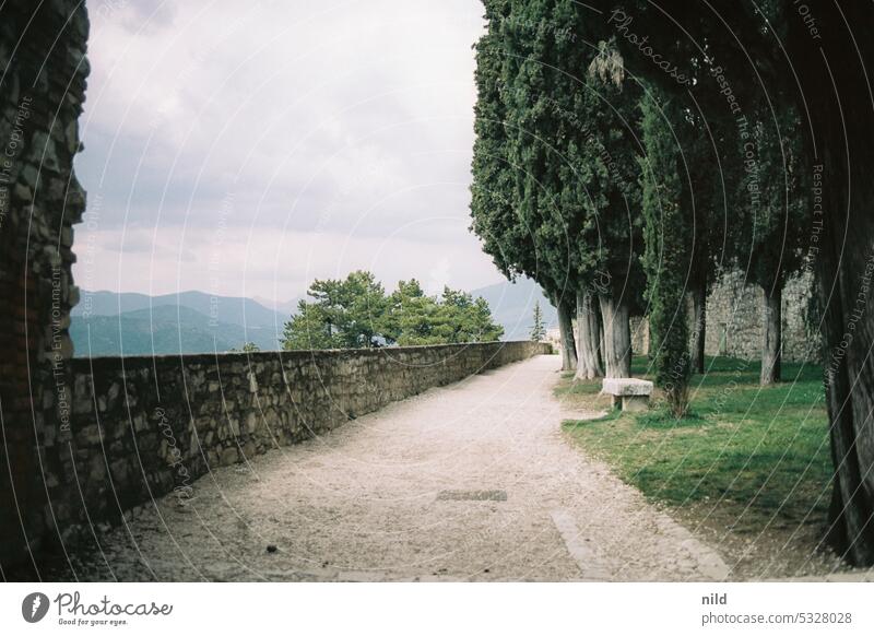 Brescia – auf der Burgmauer Burg oder Schloss Mauer mittelalterlich historisch Gebäude Sehenswürdigkeit Tourismus Farbfoto Außenaufnahme Architektur Bauwerk