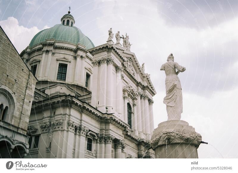 Brescia – Santa Maria Assunta Italien norditalien Dom Kirche sakralbau Außenaufnahme Farbfoto Sehenswürdigkeit Wahrzeichen Bauwerk Stadtzentrum Altstadt Kuppel