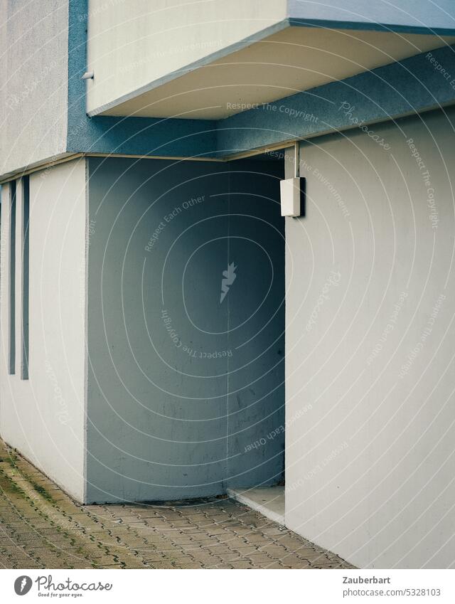 Hauseingang, Pflaster und Balkon, Ecken und Kanten wohnhaus hauseingang ecken kanten modern mietshaus trist öde elegant wohnungsbau mietwohnung blau grau