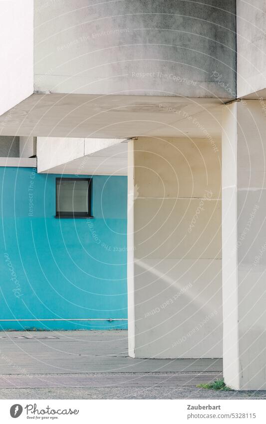 Betonstrukturen, blaue Wand und Fenster, Architektur der 70er in abstrakter Darstellung Struktur himmelblau fenster modern Bauwerk brutalismus sichtbeton Träger